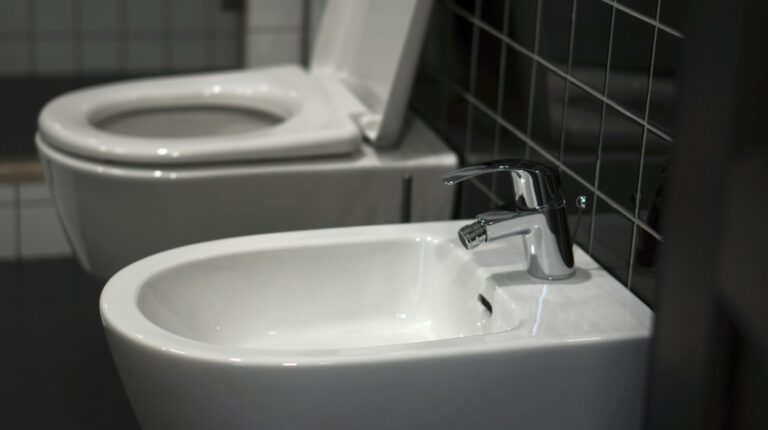 Read more about the article Battery Life and Power Source Study: Energy Efficiency in Commercial Toilet Faucets